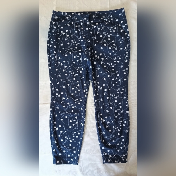 RW&CO Floral Pattern Spring/Summer Capris - Picture 2 of 6